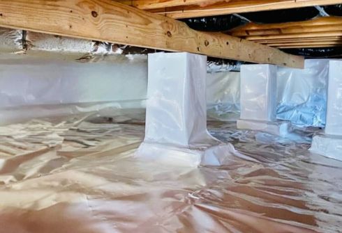 Encapsulated crawl space with a sealed white vapor barrier lining